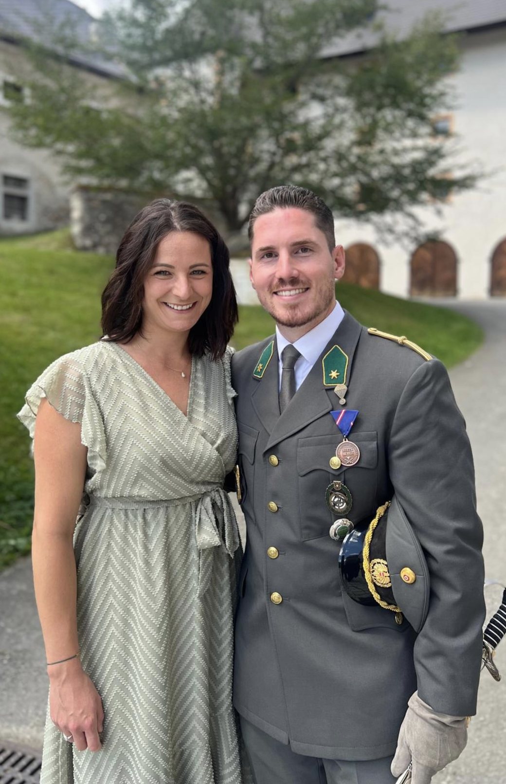 Stefan Schindl mit seiner Frau, er in Ausgangsuniform des Österreichischen Bundesheeres